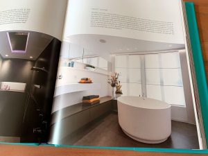 Seite aus dem Buch »High on … Bathroom Design« mit Baddesign von Lutherbad